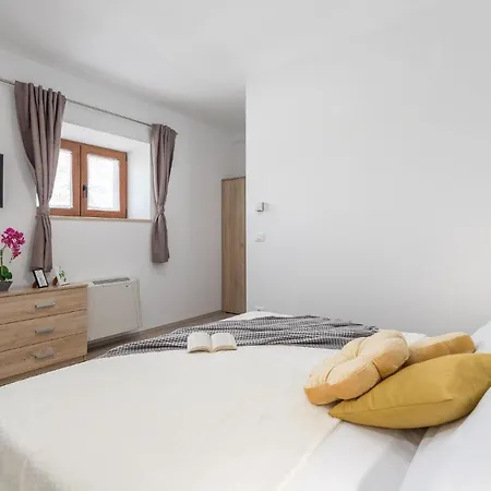 Four Bedroom Holiday In Kanfanar